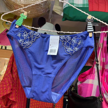 Sale- Une nana cool Navy Lace Set (Wireless Bra and Underwear), made in Japan