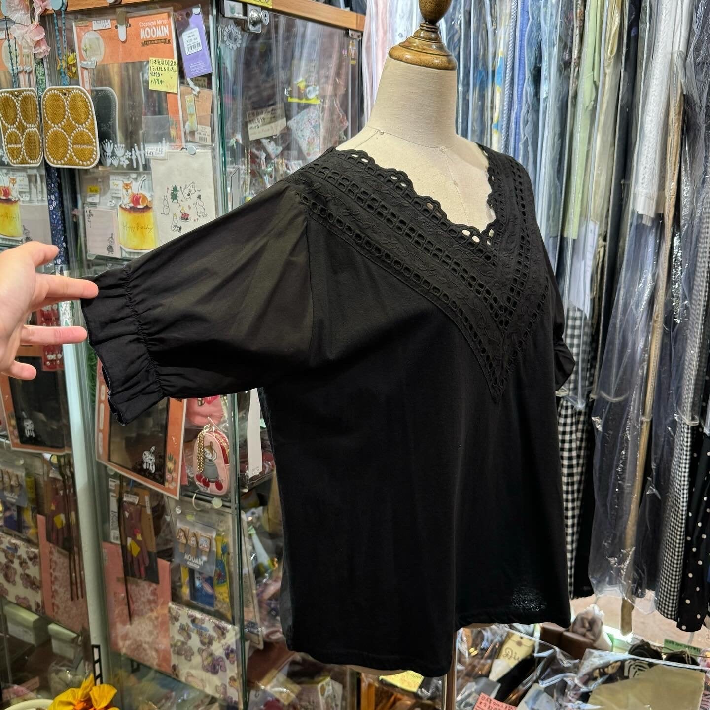 EXTRA20- Peindre Lace V-neck Top, 2 Colors, made in Korea