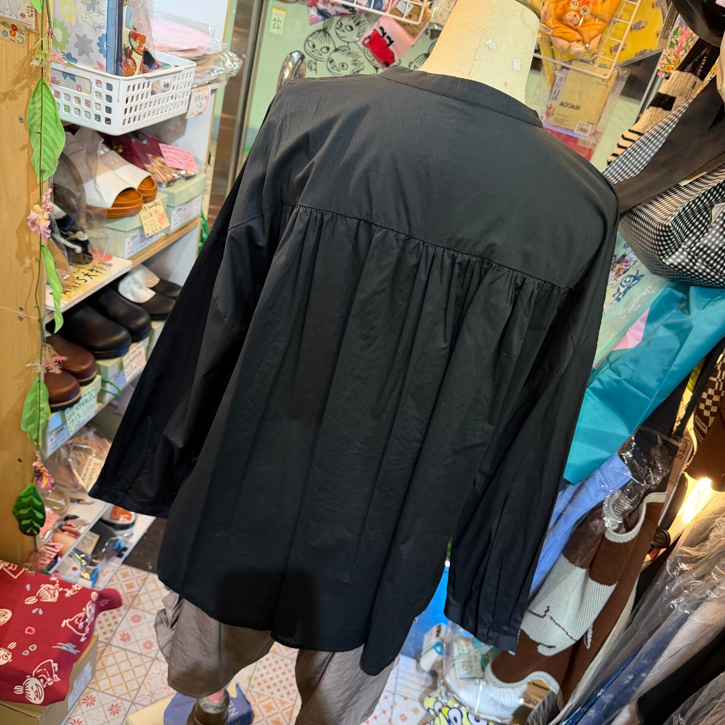 Blue Willow Circle Embroidery Black Shirt