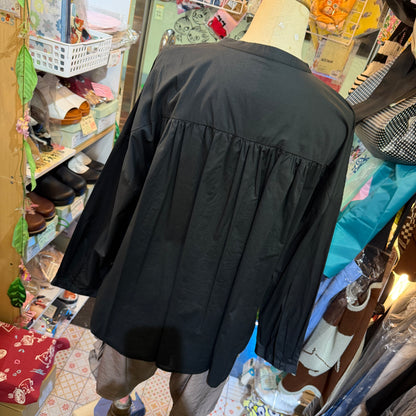 Blue Willow Circle Embroidery Black Shirt