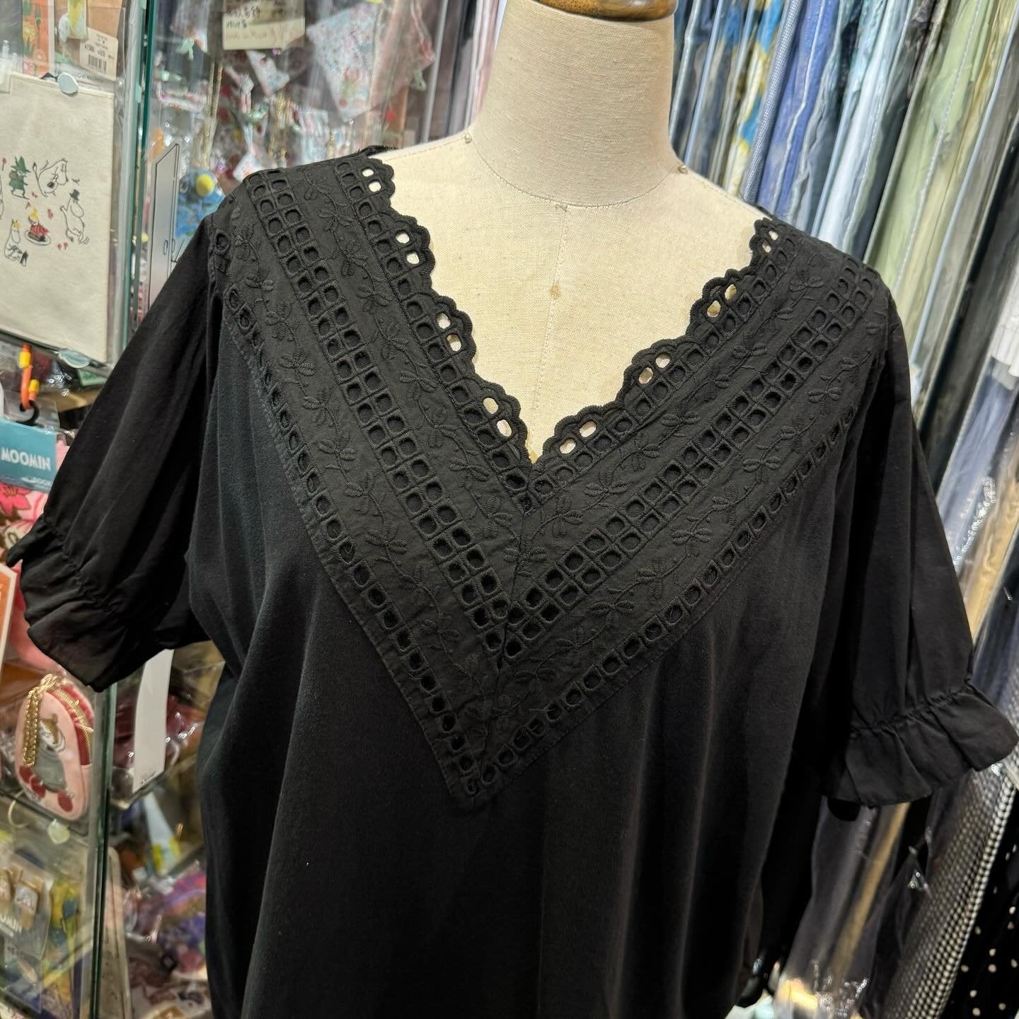 EXTRA20- Peindre Lace V-neck Top, 2 Colors, made in Korea