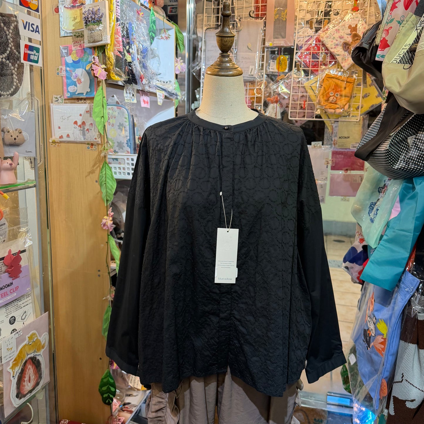 Blue Willow Circle Embroidery Black Shirt