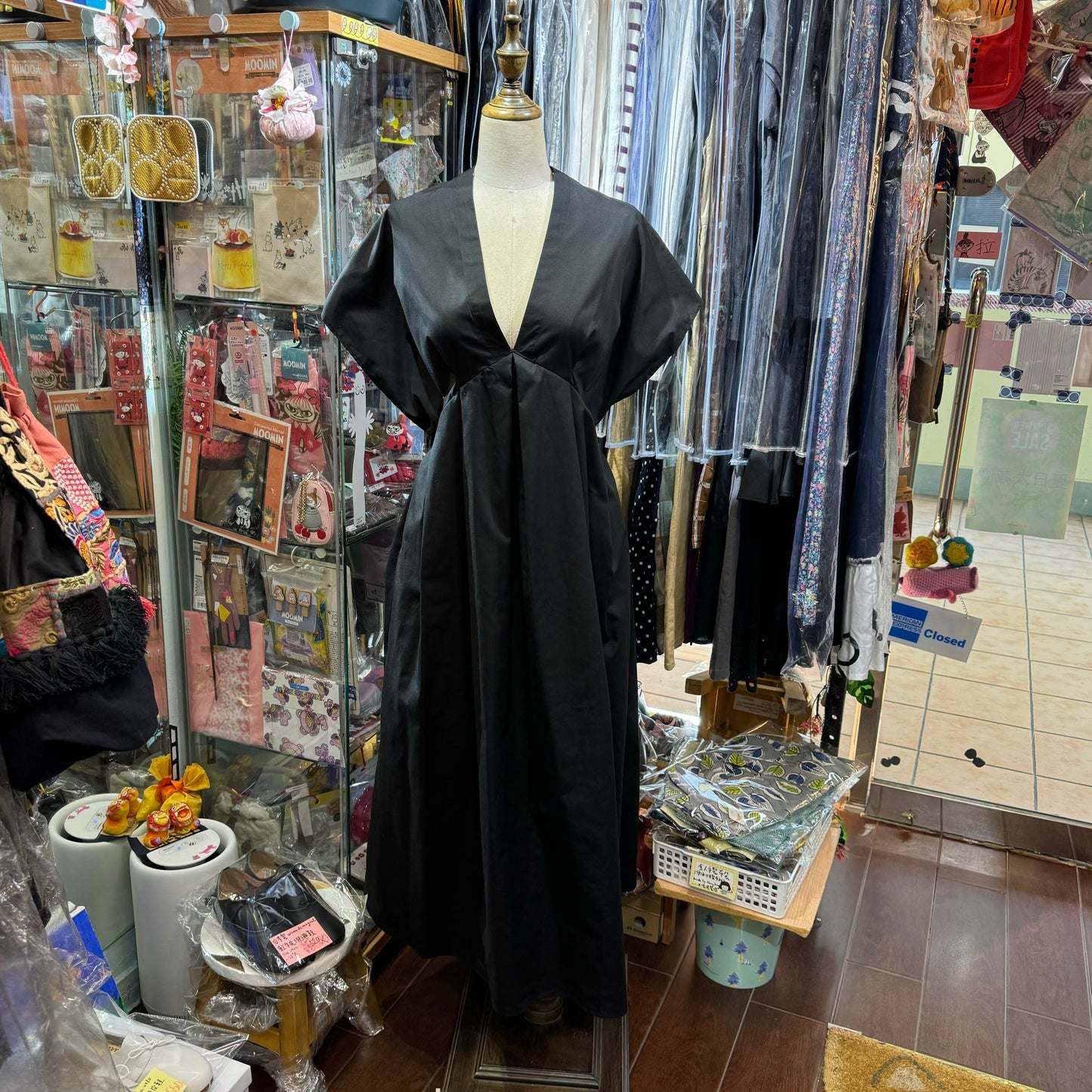 Sale- Midiumisolid V-Neck Black Dress, made in Japan
