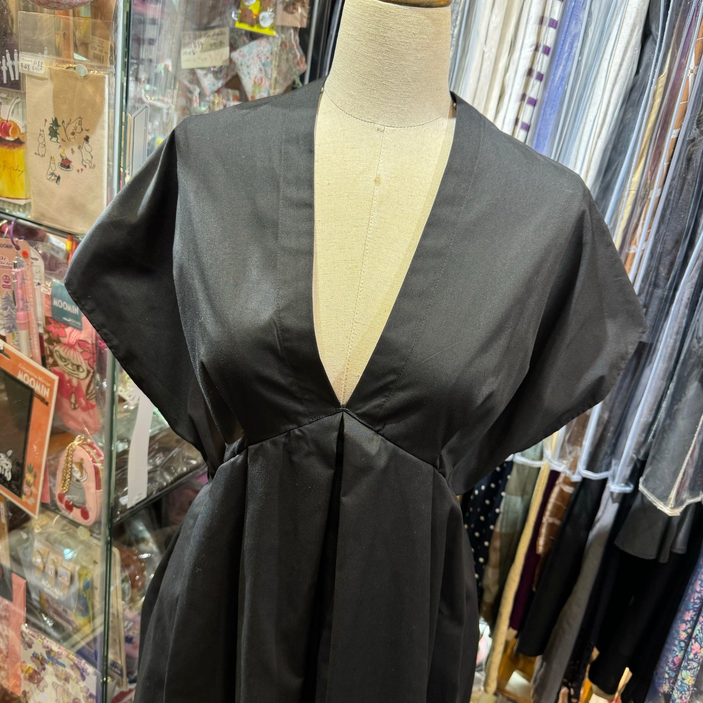 Sale- Midiumisolid V-Neck Black Dress, made in Japan