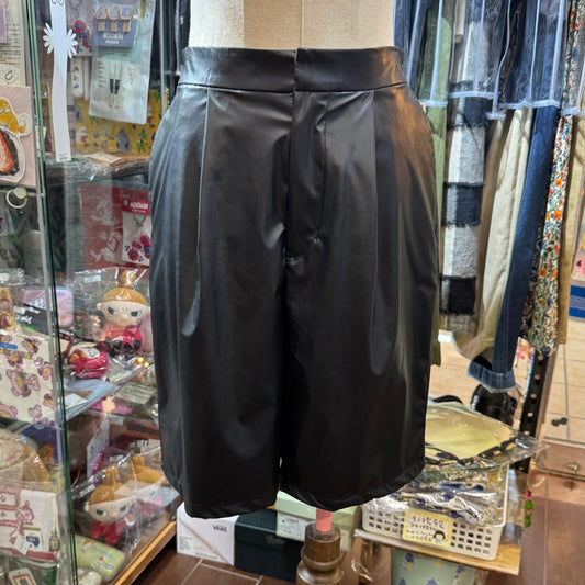 Midiumisolid Black Leather Short Pants, made in Japan
