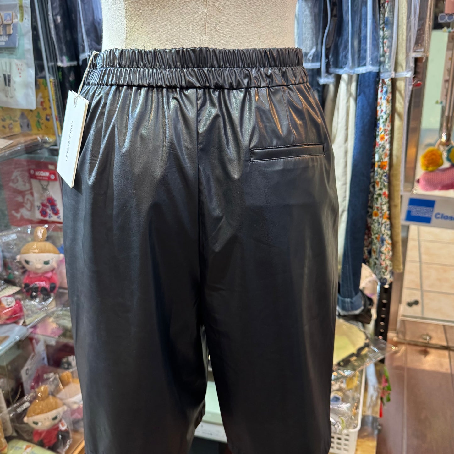Midiumisolid Black Leather Short Pants, made in Japan