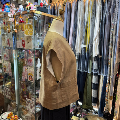 tukuroi by SUN VALLEY Beige Vest Top