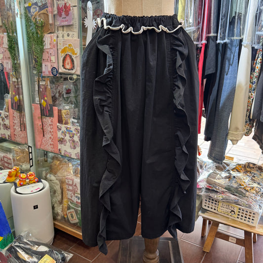 Drowse and yet… Frill Black Pants, made in Japan