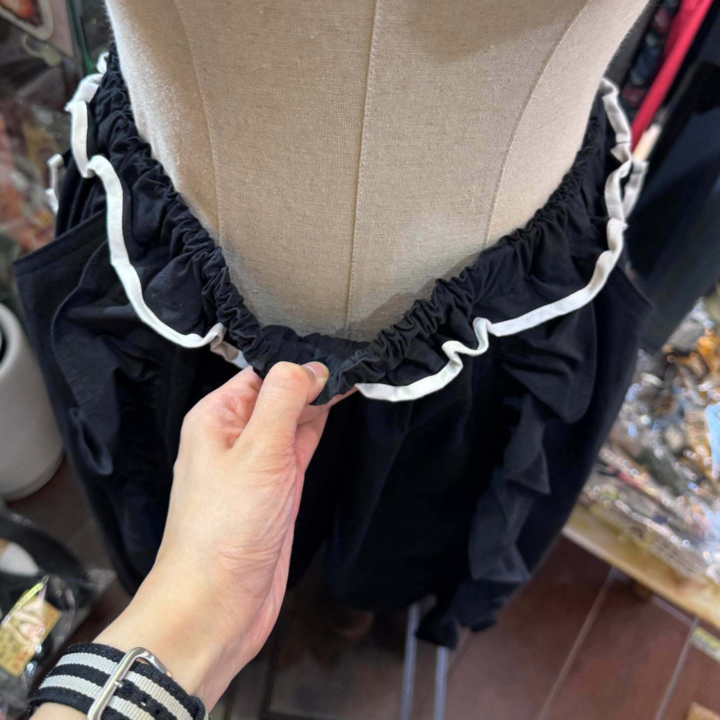 Drowse and yet… Frill Black Pants, made in Japan
