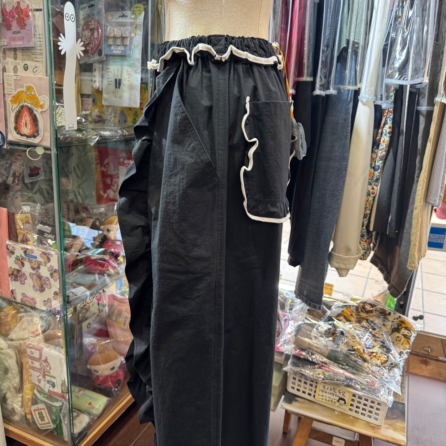 Drowse and yet… Frill Black Pants, made in Japan