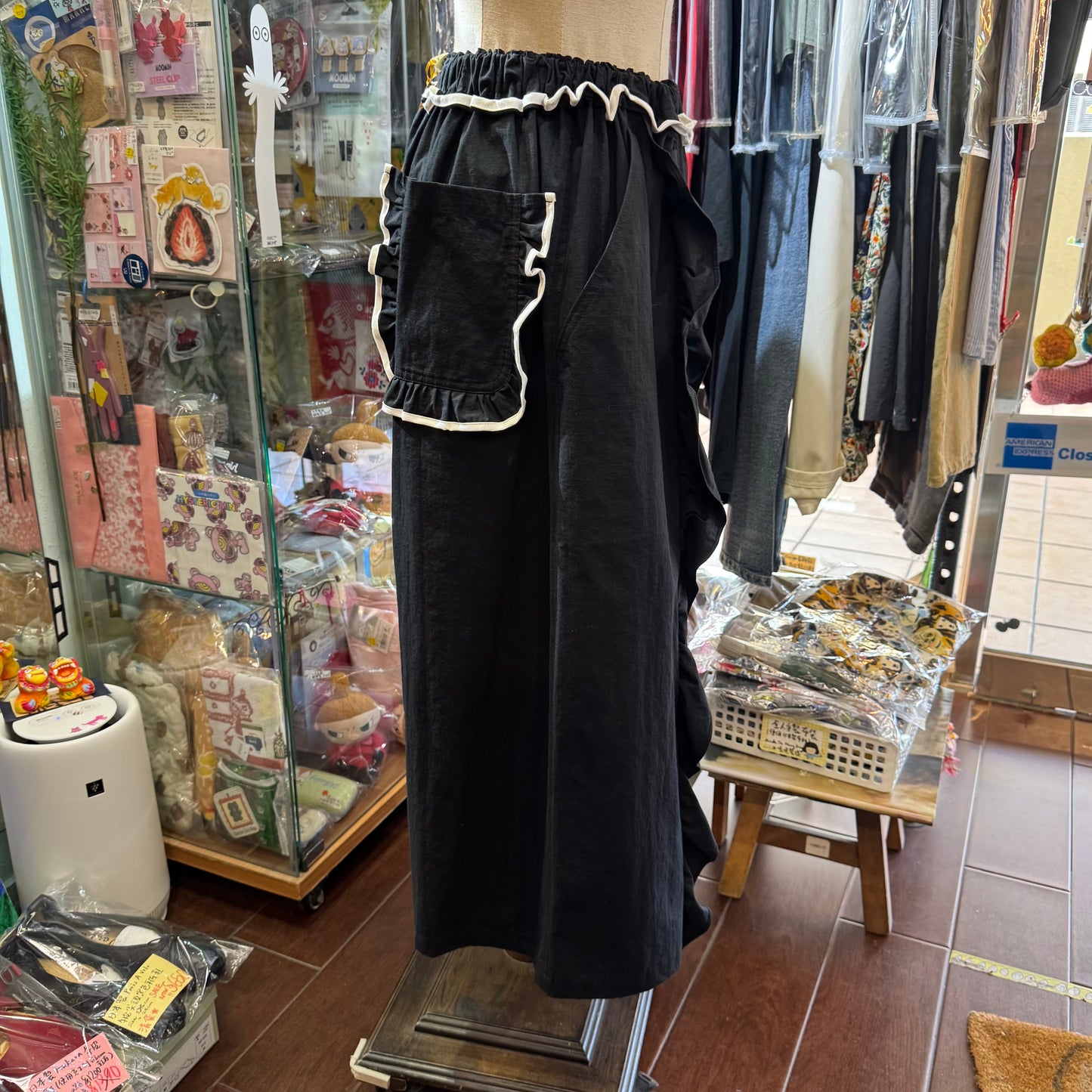 Drowse and yet… Frill Black Pants, made in Japan