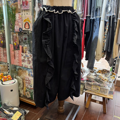 Drowse and yet… Frill Black Pants, made in Japan