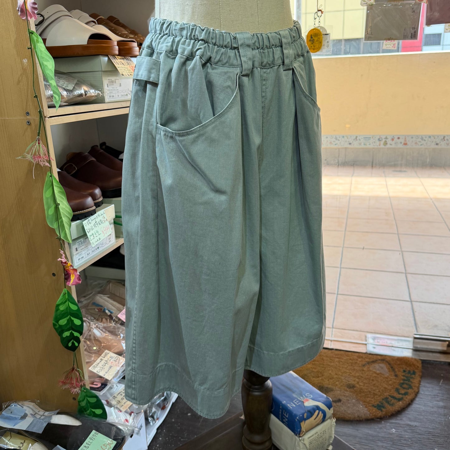 Estroislose Shorts, 2 Colors