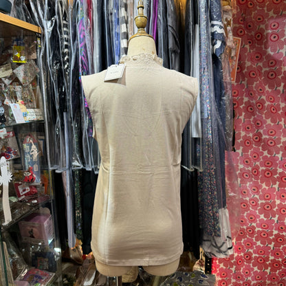 EXTRA30- Le colis Lace Vest Top, 2 Colors